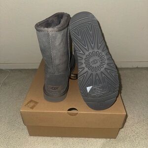 Women’s authentic classic Ugg Boots (size 7)